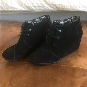 TOMS black wedges